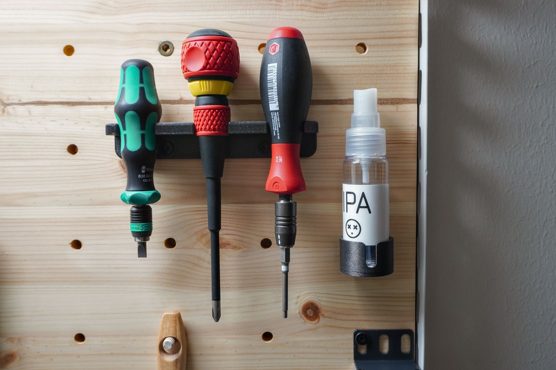 Fixture for screw drivers